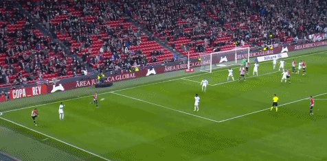 欧冠赛前穆里尼奥与两名昔日弟子重逢，并亲吻了斯内德的光头